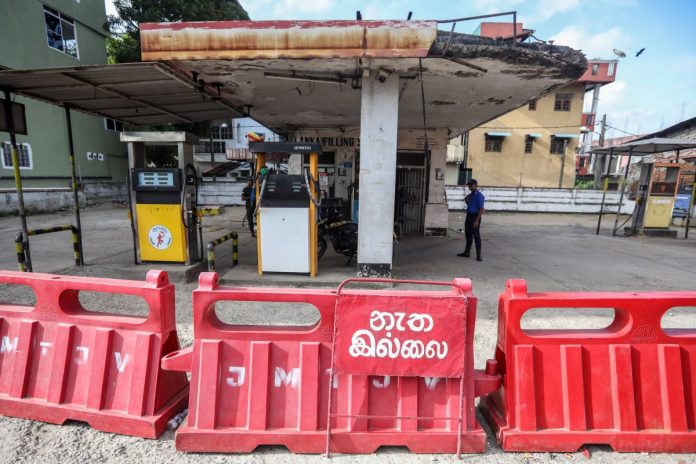 Sri Lanka. Uzbrojony personel wojskowy stoi na straży na zamkniętej stacji benzynowej. Zdjęcie ilustracyjne. / Foto: PAP/EPA