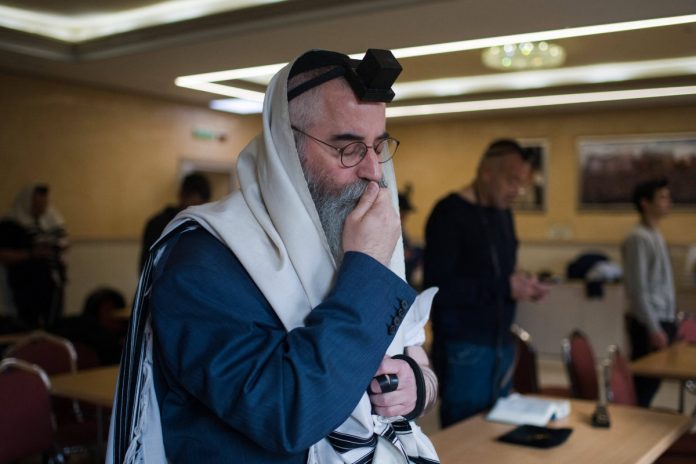 Żydzi w synagodze w Odessie. Zdjęcie ilustracyjne. Źródło: PAP/Abaca