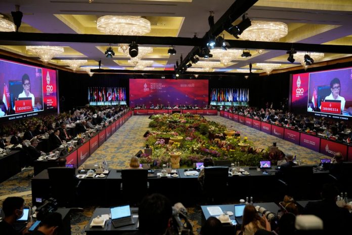 szczyt-g20-indonezja Ministrowie spraw zagranicznych oraz członkowie delegacji w sali konferencyjnej podczas spotkania ministrów spraw zagranicznych państw G20