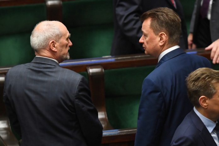 Minister obrony narodowej Mariusz Błaszczak (P) i poseł PiS Antoni Macierewicz Źródło: PAP/Radek Pietruszka