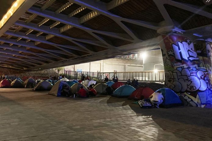 Miasteczko namiotowe migrantów w Paryżu. Tam jest to 