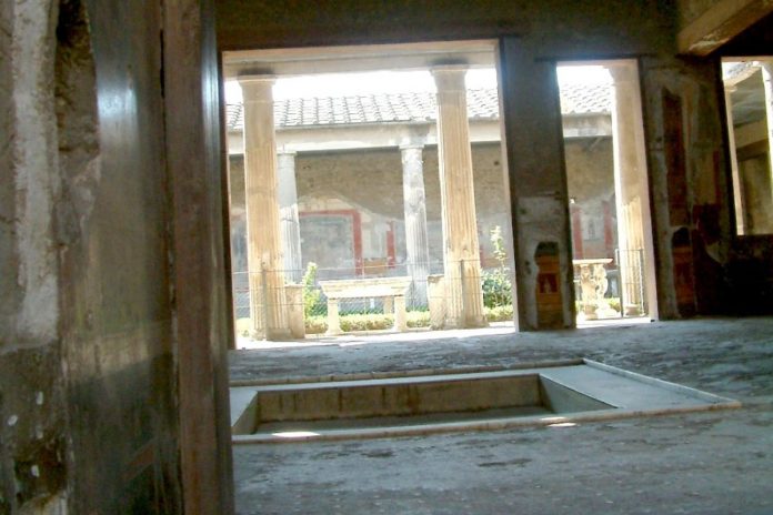 Dom mieszkalny w Pompejach z widokiem na tzw. perystyl - wewnętrzny dziedziniec otoczony kolumnadą / Foto: Radomil, CC BY-SA 3.0, Wikimedia Commons