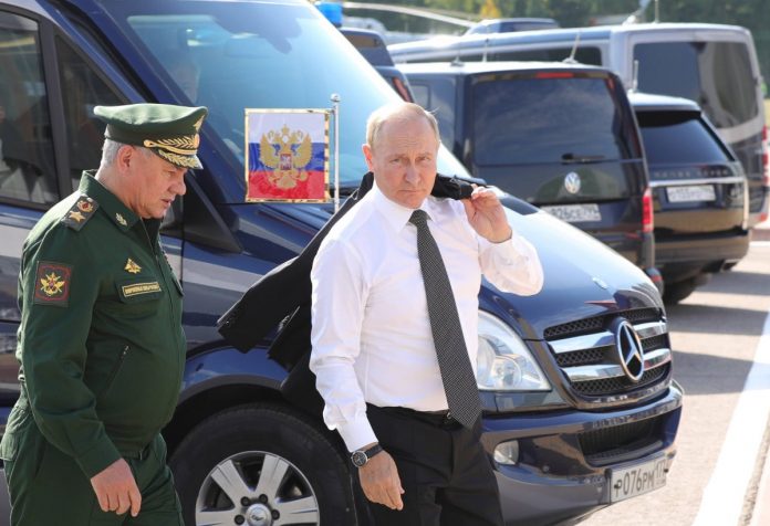 Vladimir-Putin-nczas Siergiej Szojgu i Władimir Putin Źródło: PAP/EPA/MIKHAIL KLIMENTYEV / KREMLIN POOL / SPUTNIK / POOL