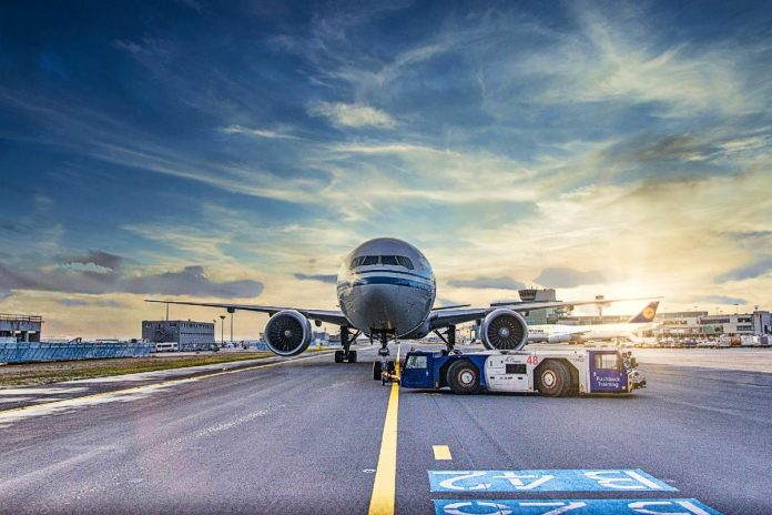 Samolot na pasie startowym. / Zdjęcie ilustracyjne: Pixabay
