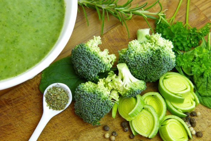 Zielone warzywa, m.in. brokuły, zawierają dużo witaminy K. Foto: pixabay