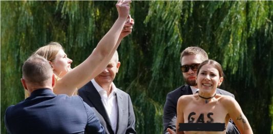 "Happening" aktywistek Femen na spotkaniu z kanclerzem Niemiec Olafem Scholzem Źródło: PAP/EPA