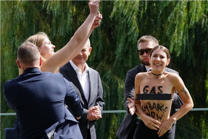 femen-scholz-niemcy-aktywistki-video-nczas "Happening" aktywistek Femen na spotkaniu z kanclerzem Niemiec Olafem Scholzem Źródło: PAP/EPA