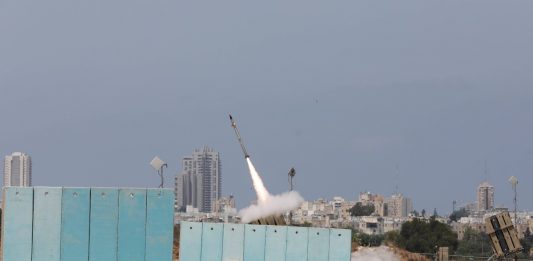 Izraelski system obrony przeciwrakietowej "Żelazna Kopuła" w akcji. Foto: PAP/EPA