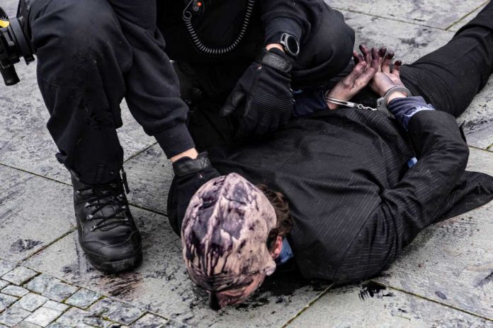 last-generation-eko-aktywista Eko-aktywista na glebie.