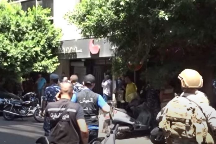 Siły bezpieczeństwa przed libańskim bankiem