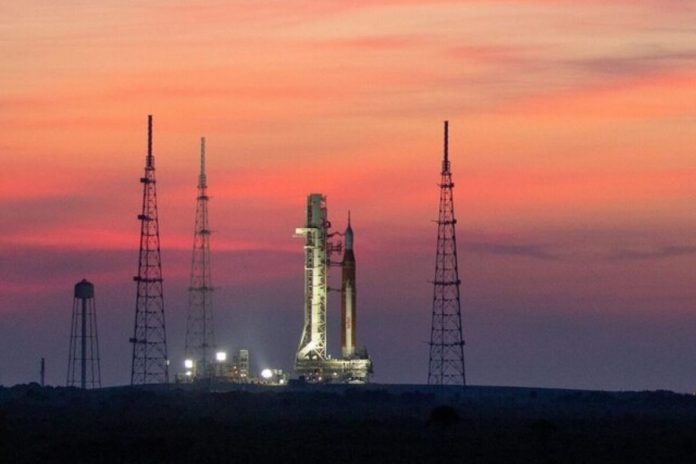 Space Launch System, lot na księżyc.