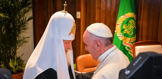 Pierwsze, historyczne spotkanie patriarchy Cyryla z papieżem Franciszkiem w 2016 r., w Hawanie. / Zdjęcie: PAP/EPA