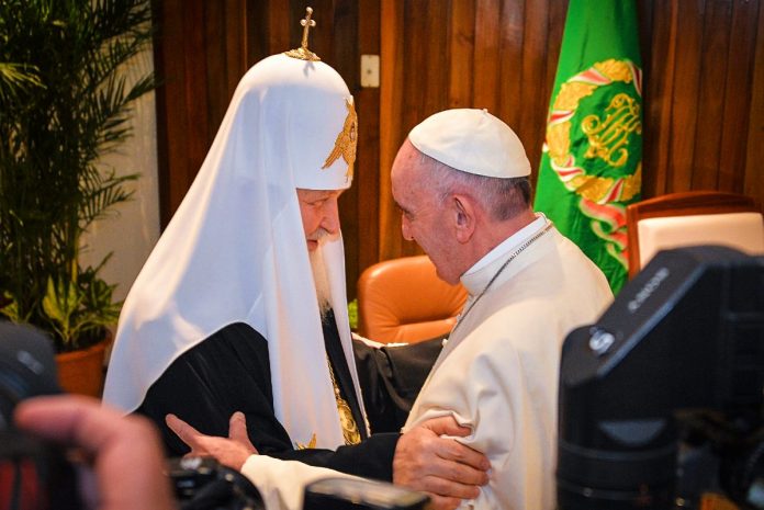 Pierwsze, historyczne spotkanie patriarchy Cyryla z papieżem Franciszkiem w 2016 r., w Hawanie. / Zdjęcie: PAP/EPA