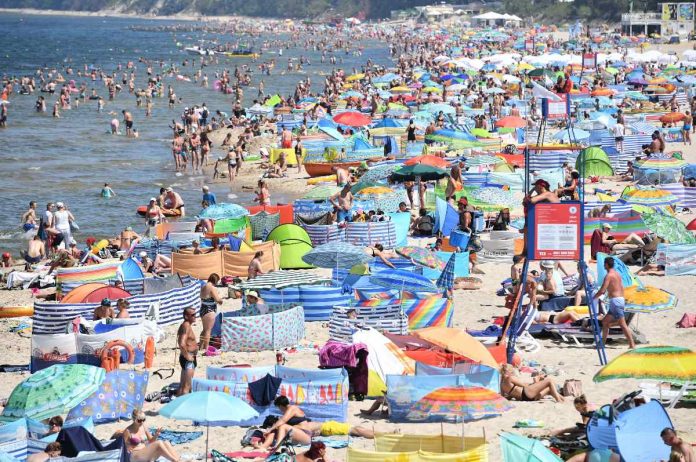 Parawany na plaży w Międzyzdrojach. (mr) PAP/Marcin Bielecki