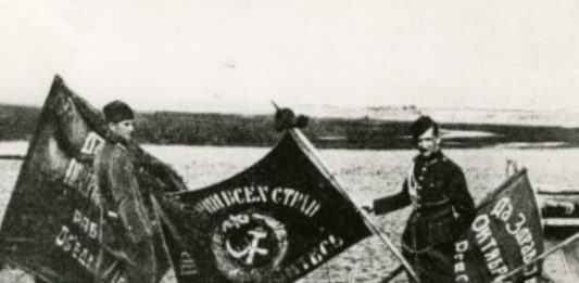 Polscy żołnierze ze sztandarami zdobytymi na bolszewikach