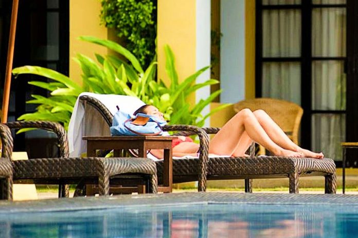 Wypoczynek przy hotelowym basenie. / Zdjęcie ilustracyjne: Pixabay