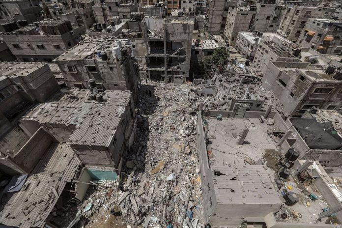 Widok na zniszczone domy po izraelskim ataku lotniczym w mieście Rafah w Strefie Gazy