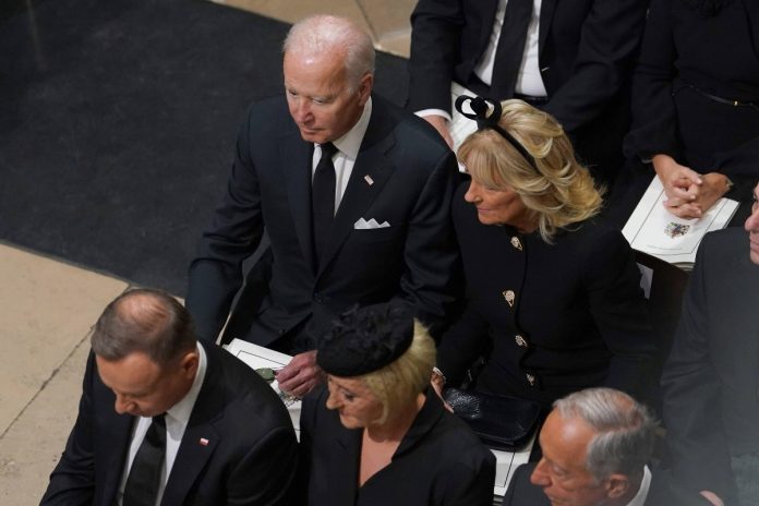 Prezydent Andrzej Duda i Agata Kornhauser Duda oraz Prezydent USA Joe Biden w towarzystwie Pierwszej Damy Jill Biden przybywający na państwowy pogrzeb królowej Elżbiety II, który odbył się w Opactwie Westminsterskim w Londynie. Data zdjęcia 19 września 2022 r. Poniedziałek: PAP/PA