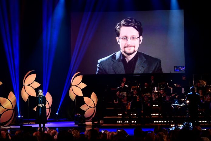 Edward Snowden przemawia z ekranu w 2019 podczas ceremonii rozdania nagród Right Livelihood Award Źródło: PAP/EPA