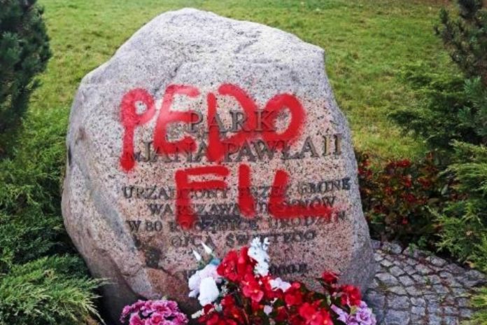 jan-paweł-II-głaz-upamiętnienie-profanacja Sprofanowany głaz upamiętniający Jana Pawła II. / Zdjęcie: Twitter