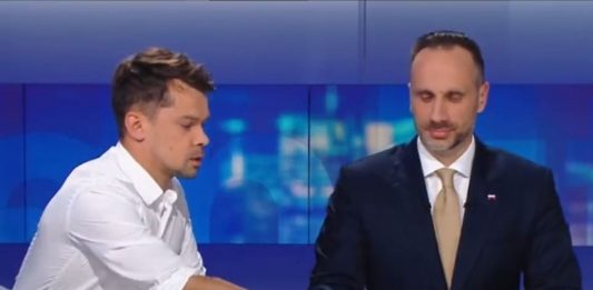 Michał Kołodziejczak wręczający kredki Januszowi Kowalskiemu / Foto: screen Polsat News