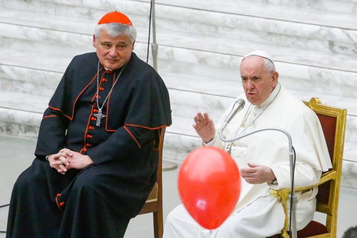 Kardynał Konrad Krajewski i papież Franciszek Źródło: PAP