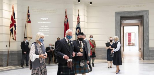 Król Karol III w tradycyjnym szkockim kilcie i masce Źródło: PAP/PA