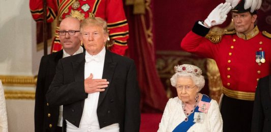 Donald Trump jako prezydent USA w towarzystwie królowej Elżbiety II Źródło: PAP/Photoshot