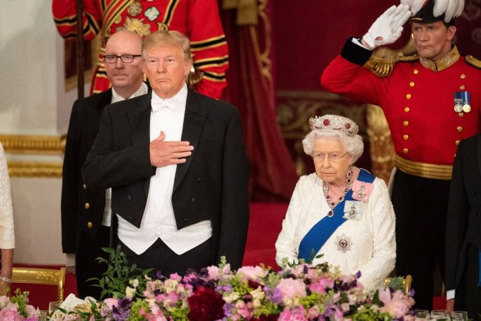 Donald Trump jako prezydent USA w towarzystwie królowej Elżbiety II Źródło: PAP/Photoshot