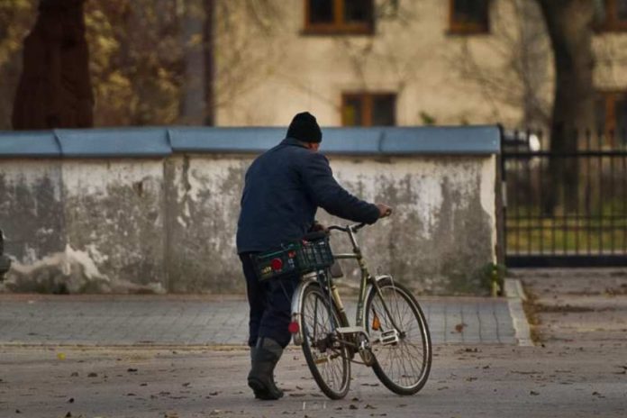 Pijany mężczyzna z rowerem na ulicy. fot. PAP autor: Wojciech Pacewicz