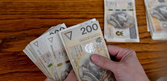 Banknoty dwustuzłotowe - zdj. ilustracyjne.