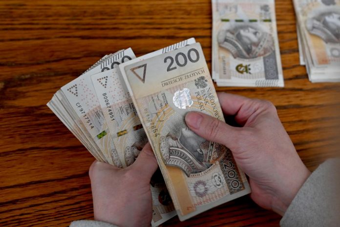 Banknoty dwustuzłotowe - zdj. ilustracyjne.
