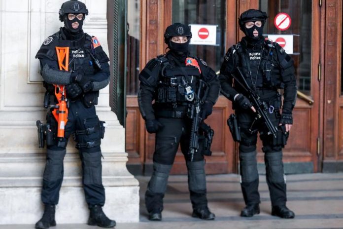 Funkcjonariusze belgijskiej policji. Zdjęcie ilustracyjne. / Fot. PAP