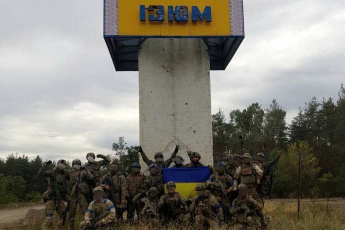 izium-ukrainska-kontrofensywa Ukraińscy żołnierze na rogatkach miasta Izium.