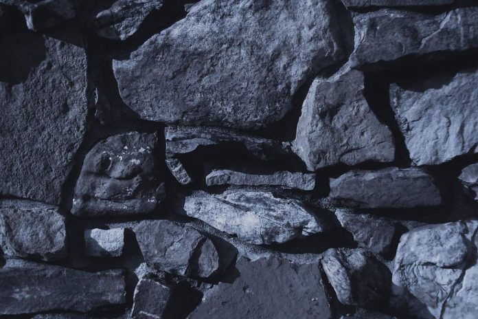 Kamienie malowane na czarno zamiast węgla. Nowy sposób na oszustwo Źródło: Pixabay