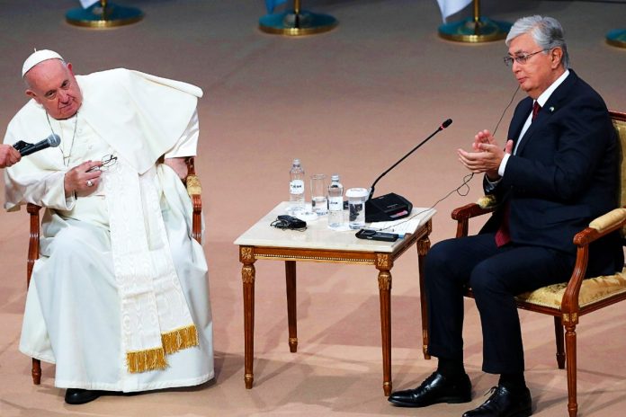 Papież Franciszek z prezydentem Kasymem-Żomartem Tokajewem. / Zdjęcie: PAP/EPA