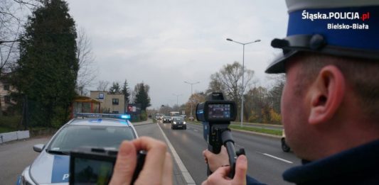 Zdjęcie ilustracyjne / Bielska drogówka z urządzeniem do pomiaru prędkości LaserCam 4 / Foto: bielsko.policja.gov.pl