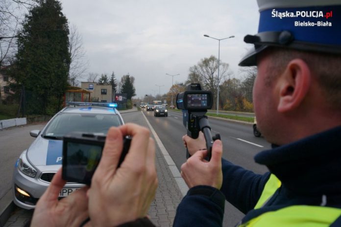 Zdjęcie ilustracyjne / Bielska drogówka z urządzeniem do pomiaru prędkości LaserCam 4 / Foto: bielsko.policja.gov.pl