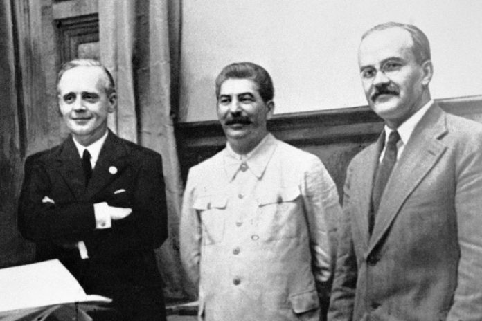Minister spraw zagranicznych III Rzeszy Joachim von Ribbentrop, Józef Stalin oraz minister spraw zagranicznych ZSRR Wiaczesław Mołotow / Foto: domena publiczna