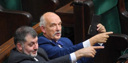 Artur Dziambor i Janusz Korwin-Mikke w Sejmie Źródło: PAP/Radek Pietruszka