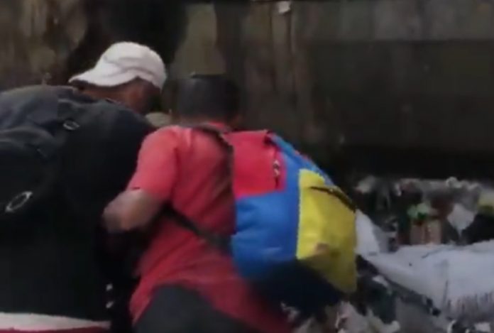 Wenezuelczycy są zmuszeni do grzebania w śmieciach, by zdobyć jedzenie Źródło: Twitter/PragerU