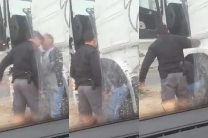 Izraelski policjant bije palestyńskiego kierowcę ciężarówki Źródło: Twitter