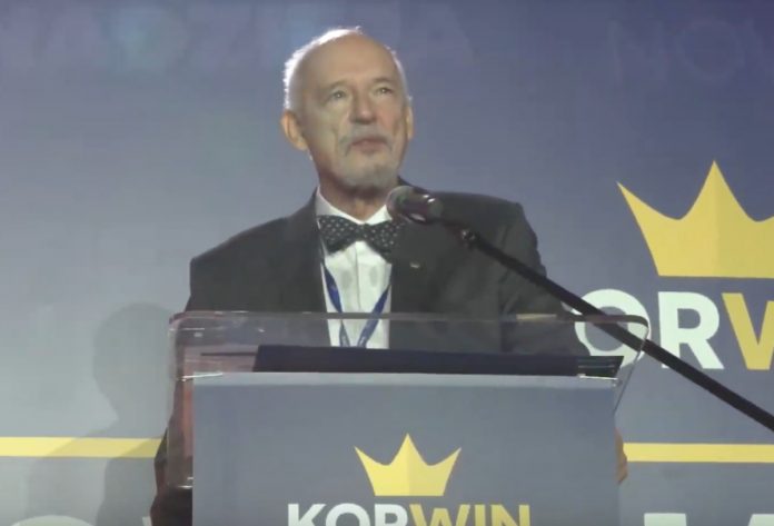 Janusz-Korwin-Mikke-korwin-nczas Janusz Korwin-Mikke podczas kongresu partii KORWiN Źródło: YouTube