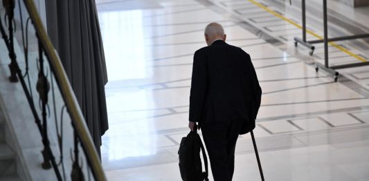 Warszawa, 8.06.2022. Prezes partii KORWiN Janusz Korwin-Mikke w Sejmie, 8 bm. przed 56. posiedzeniem niższej izby parlamentu. (rp/dw)