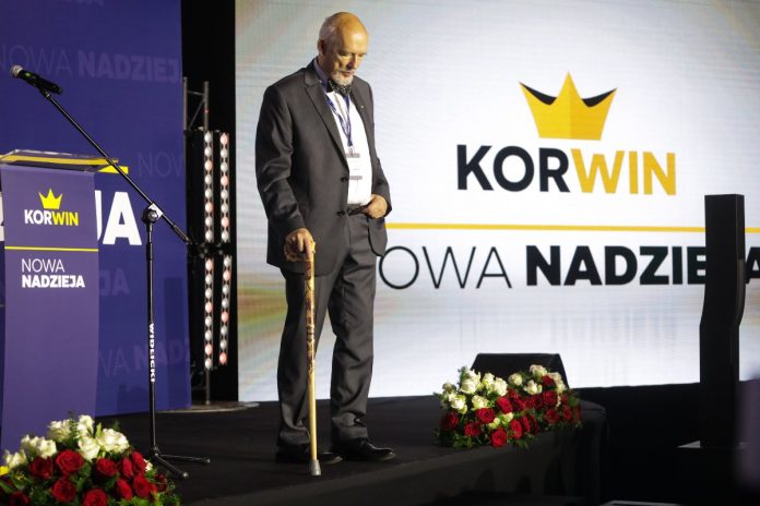 Janusz-Korwin-Mikke-nczas Warszawa, 15.10.2022. Poseł Konfederacji Janusz Korwin-Mikke podczas Kongresu Partii KORWiN, 15 bm. w Centrum Konferencyjno-Szkoleniowym Fundacji Nowe Horyzonty w Warszawie. (ad) PAP/Albert Zawada