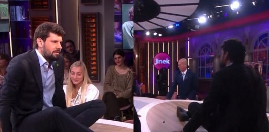 Niderlandzki aktywista Jelle de Graaf przykleił się do stołu w programie na żywo Źródło: Twitter