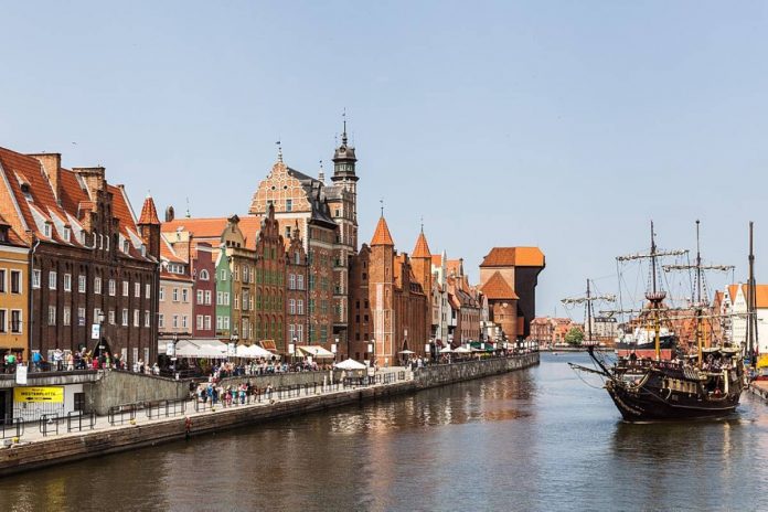 Motlawa-nczas Gdańsk / Motława oraz Dlugie Pobrzeze / Foto: Diego Delso, CC BY-SA 3.0, Wikimedia Commons