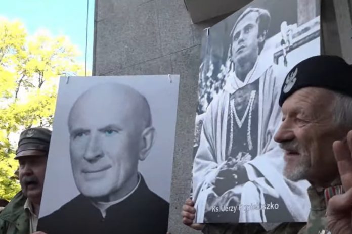 Urban-pogrzeb-nczas Ludzie protestują przeciwko chowaniu Jerzego Urbana na Powązkach Źródło: YouTube