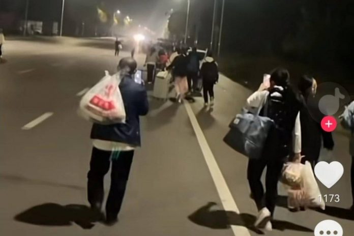 chiny-foxconn-lockdown Pracownicy fabryki iPhonów pieszo wracają do domów. W związku z lockdownem nie działa komunikacja publiczna. Foto: tter