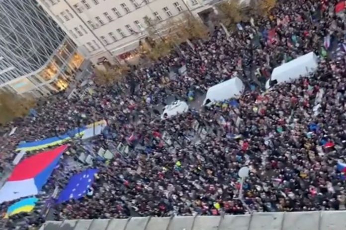 Kilkadziesiąt tysięcy osób zebrało się w niedzielę po południu na Placu Wacława w centrum Pragi w proteście przeciwko strachowi i nienawiści.